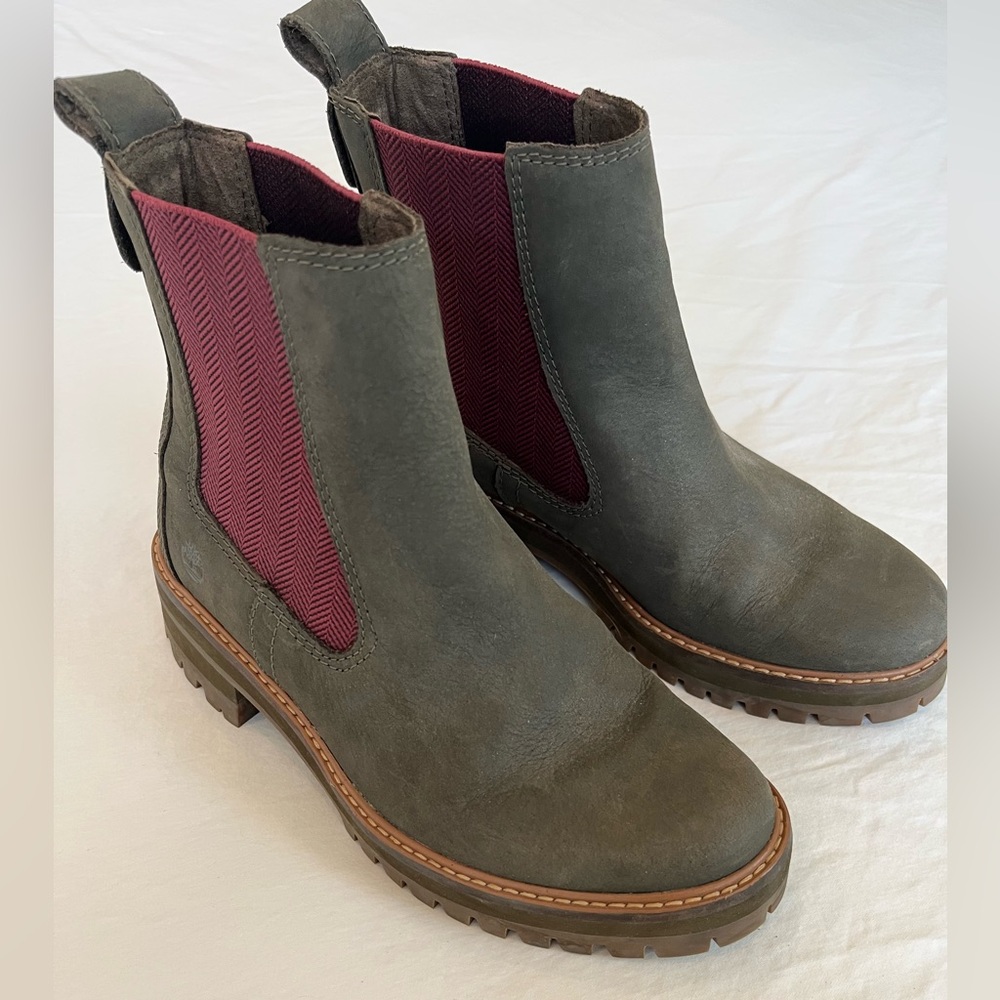 Timberland Women’s Chelsea Boots. Olive green. Size 7.5